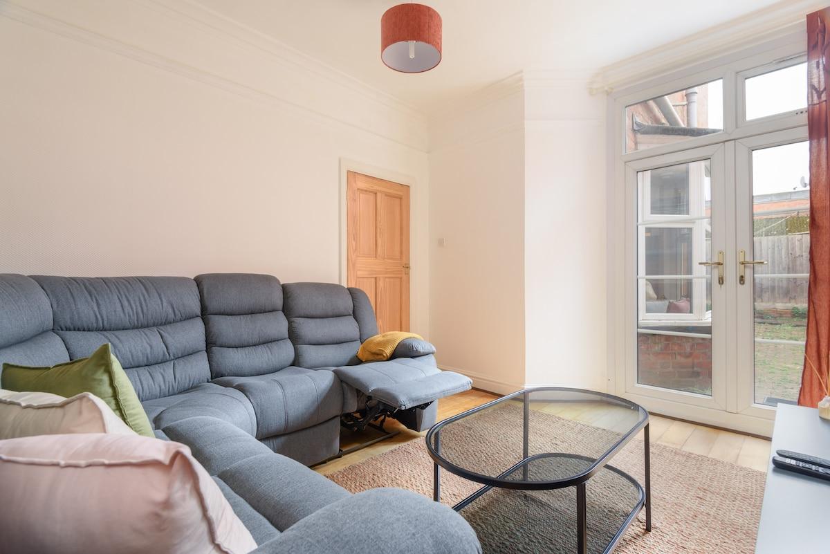 6Bedroom House with Free Parking4